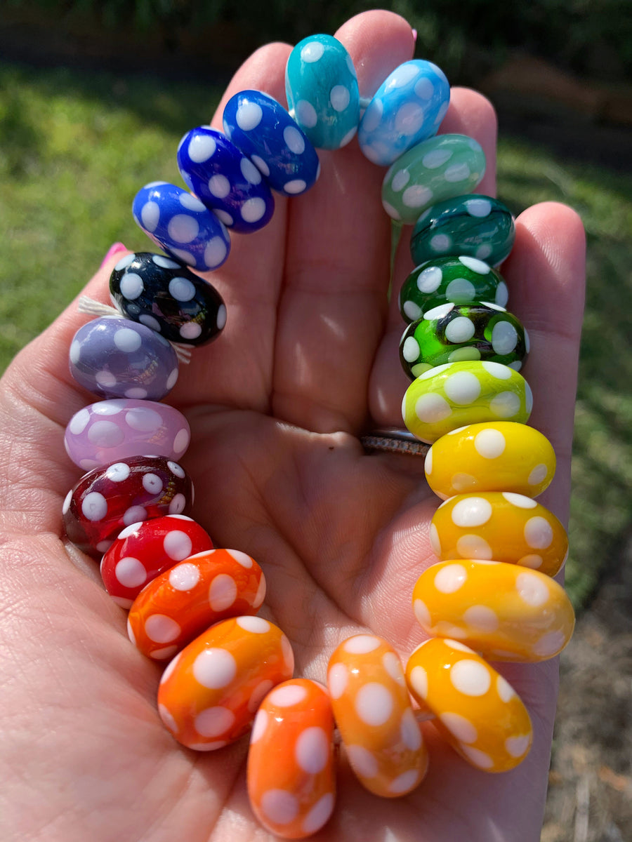 Set of 23 polka dots handcrafted glass beads in rainbow colors – The  Artwerks