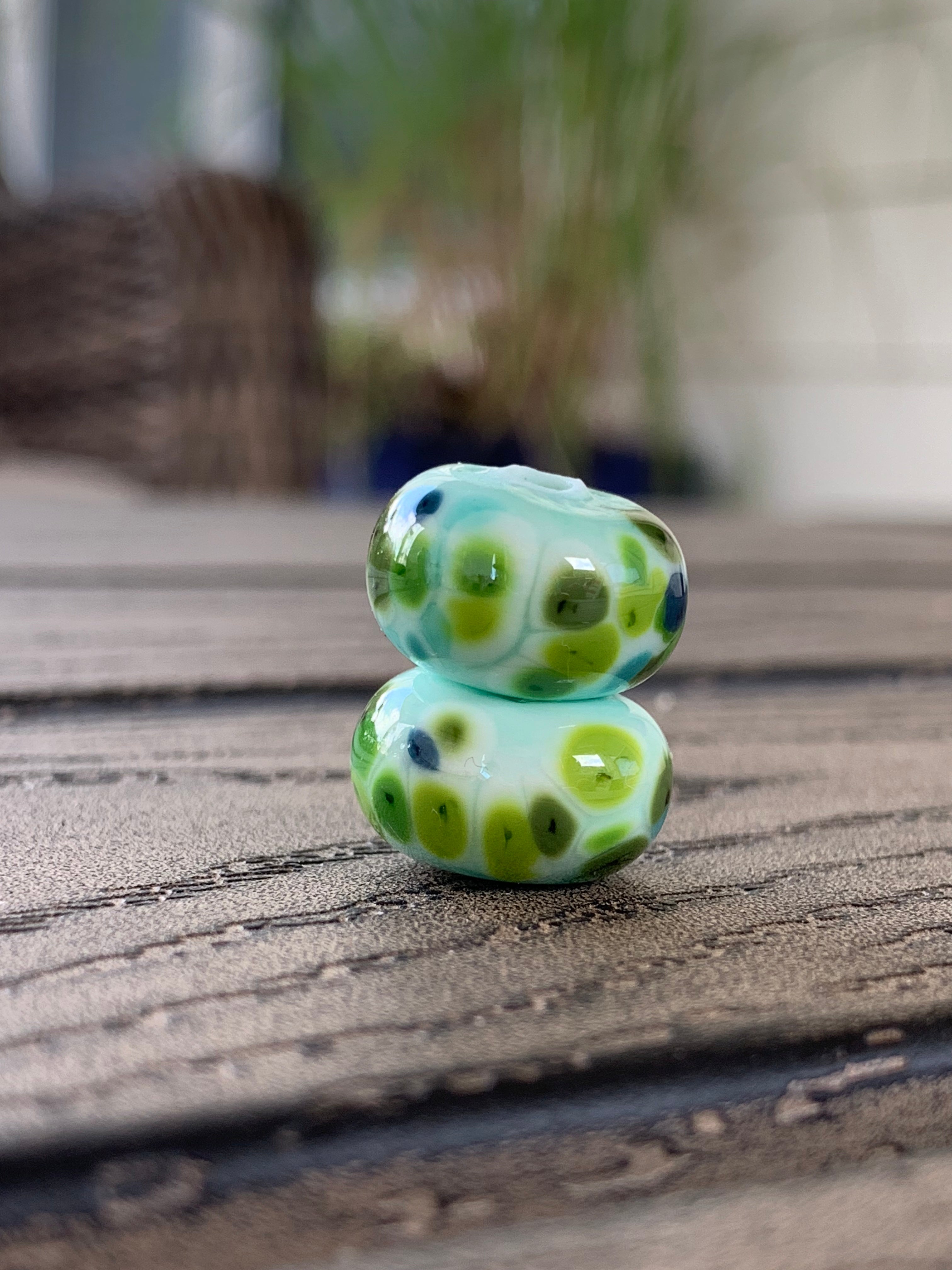 Set of 2 speckled beads in grass green & mint blue